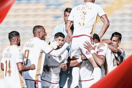 البطولة الوطنية : الوداد يسقط الرجاء وينفرد بصدارة الدوري