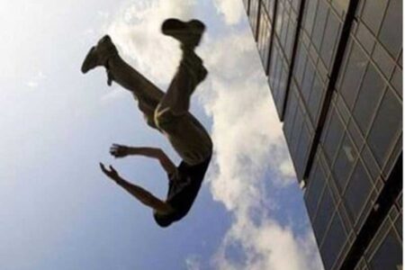 وجدة : شخص قتل والدته قبل شهر..يرمي نفسه من نافذة مستشفى ويضغ حدا لحياته