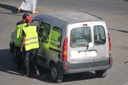 التدخل لحل أزمة حراس السيارات في الشوارع والأزقة