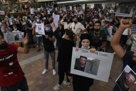 بالصور…احتجاجات عارمة نظمتها الجالية المغربية بمورسيا إثر جريمة “العنصرية” التي أودت بحياة مغربي