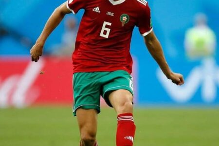 صراع سعودي محتدم على خدمات المدافع المغربي