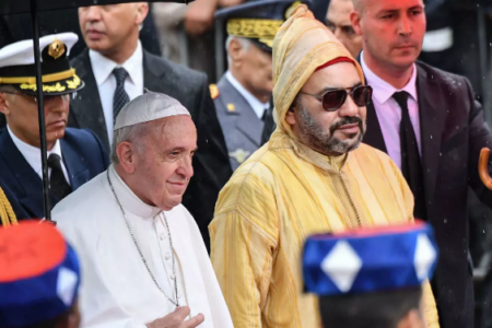 الملك محمد السادس يهنئ البابا على عمليته الناجحة