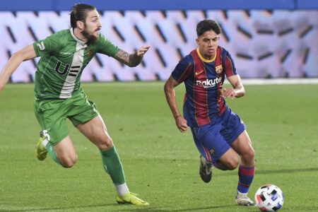 مدرب برشلونة يستدعي المهاجم المغربي إلياس أخوماش إلى الفريق الأول
