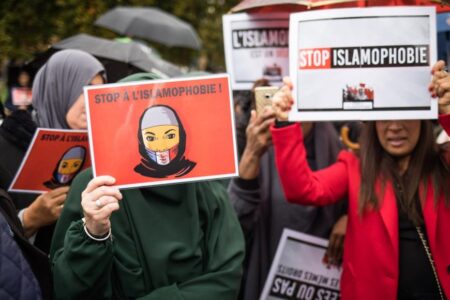 وقفة احتجاجية أمام شركة ببرشلونة لمنع فتاة ترتدي الحجاب من مزاولة عملها