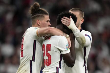 إساءة عنصرية من مشجعي انجلترا للاعبي المنتخب الانجليزي بعد إضاعتهم لركلات ترجيحية