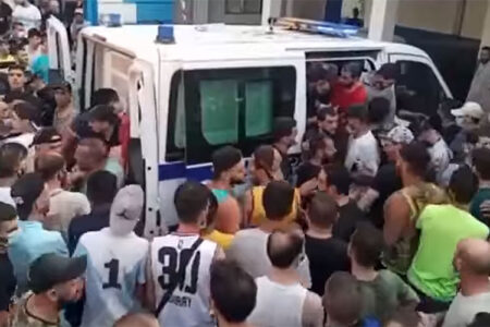 قتل شاب وإحراق جثته في الجزائر بعد اتهامه بإشعال الحرائق.