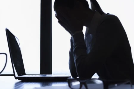 مجموعة “ريد بيل” الفيسبوكية .. فضاء لممارسة “العنف الرقمي” ضد المغربيات