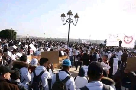 الأساتذة الذين فرض عليهم التعاقد يعودون الى الإضراب و الإحتجاج