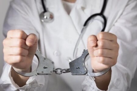اعتقال طبيب لتورطه في توجيه المرضى إلى عيادة خاصة