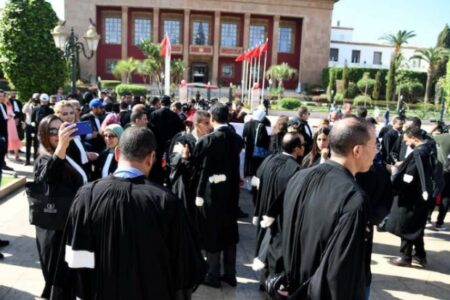 المحامون يستمرون في الاحتجاج أمام البرلمان ضد أداء الضريبة الإستباقية