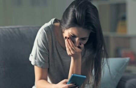ابتزاز فتاة بنشر صور حميمية يورط شابا في السجن