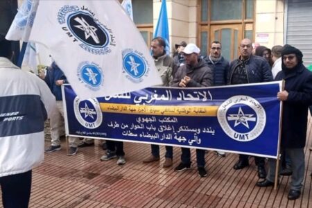 التطبيقات الذكية تدفع سائقي سيارات الأجرة إلى الاحتجاج