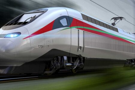 استعدادا للمؤتمر العالمي للسرعة الفائقة السككية قطار “البراق” يصل إلى مراكش