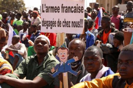 تحت شعار “تسقط السياسة الفرنسية في أفريقيا” بوركينافاسو على وشك طرد فرنسا..