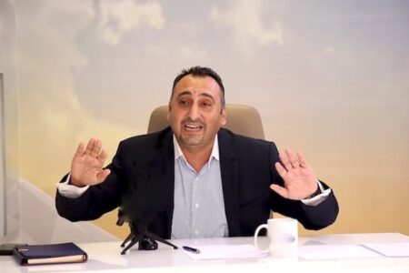 إنجازات من وهم.. إسحاق شارية يعدد الإنجازات الوهمية للحكومة