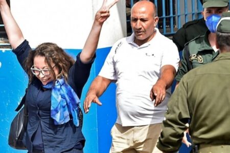 الجزائر تستدعي سفيرها بفرنسا على هامش إجلاء ناشطة من تونس إلى باريس