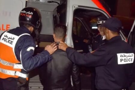 شرطة سيدي قاسم توقف مبحوثا عنه متورط في حيازة والاتجار في المخدرات وتنظيم الهجرة السرية..