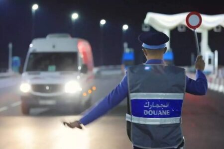 سوء أحوال الطقس يجند جمارك ميناء طنجة