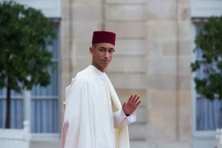 ولي العهد يترأس مأدبة غذاء بنادي الضباط