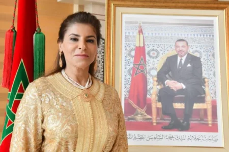 سميرة سيطايل تقدم أوراق اعتمادها لـ”إيمانويل ماكرون” كسفيرة فوق العادة