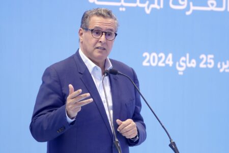 رئيس الحكومة يتغاضى عن الحقيقة ويتباهى بإنجازات وهمية
